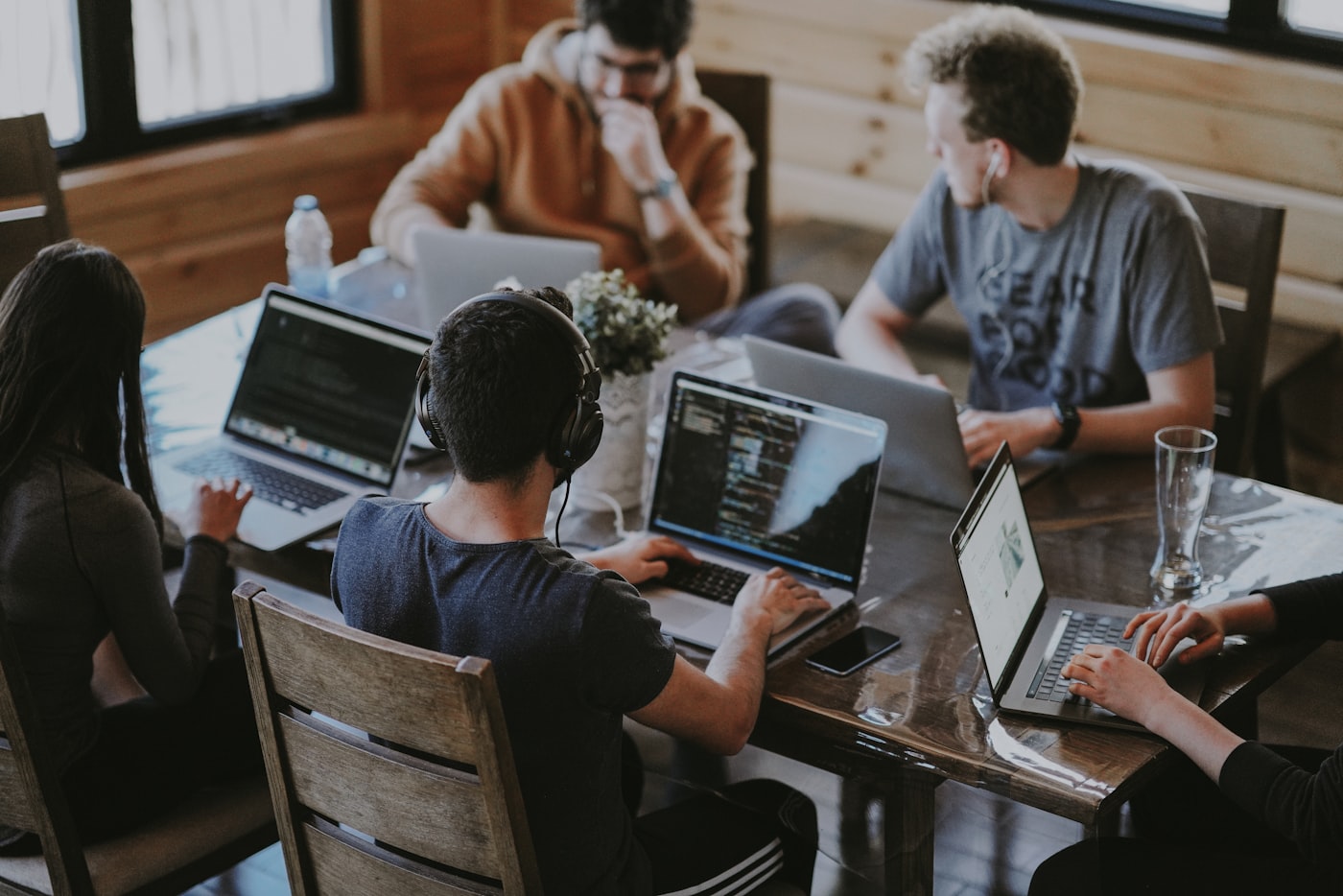 Team arbeitet gemeinsam an Laptops in einem modernen Büro